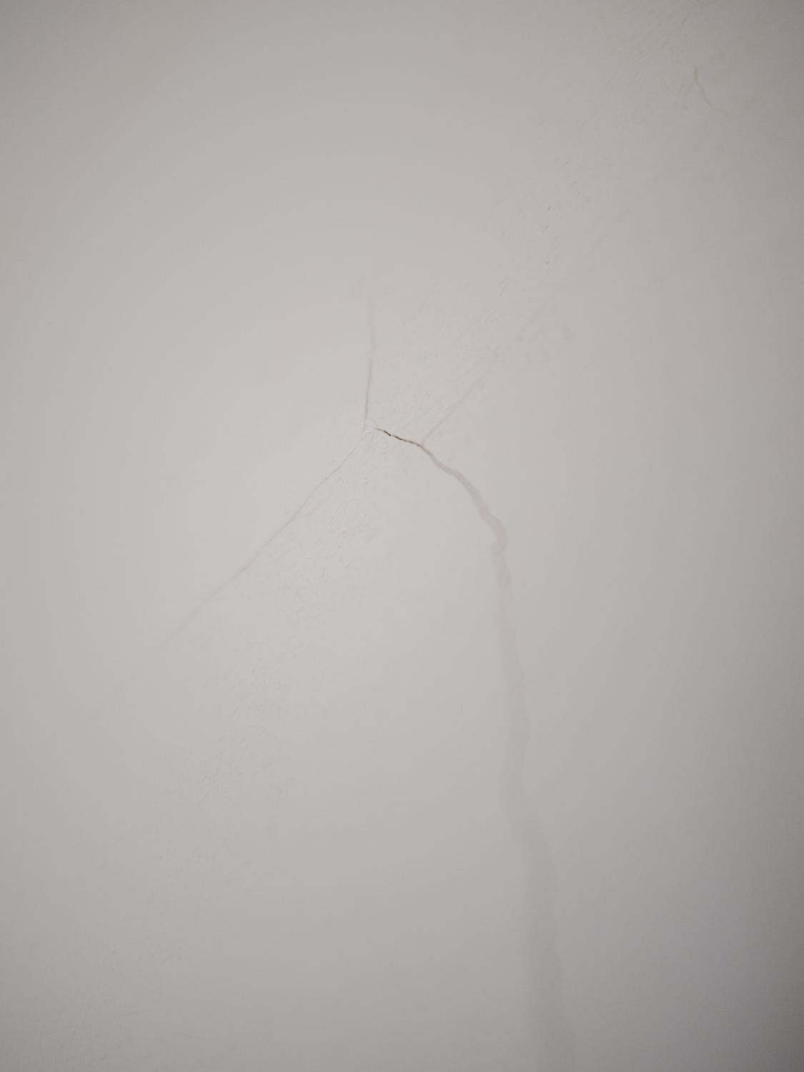 漆喰壁のヒビの原因は壁下地の質の悪さ