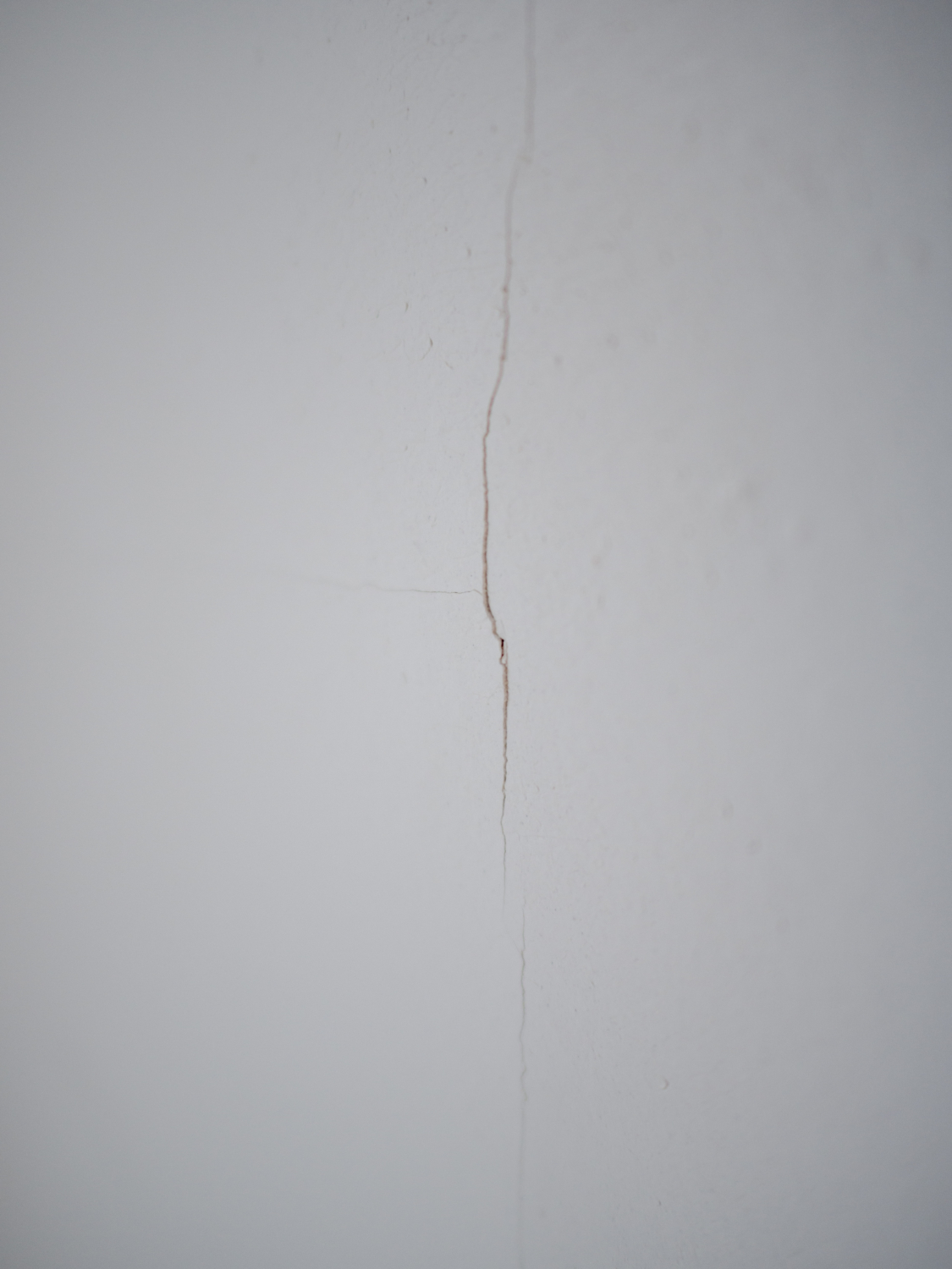 漆喰壁のヒビの原因