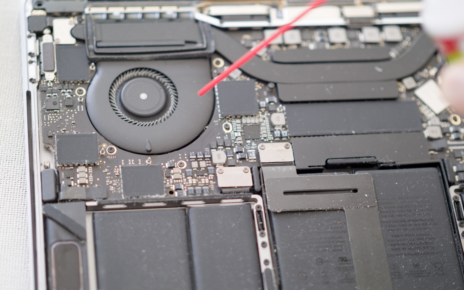 MacBook Pro mid2018分解清掃　エアダスターでファンの汚れを吹き飛ばす