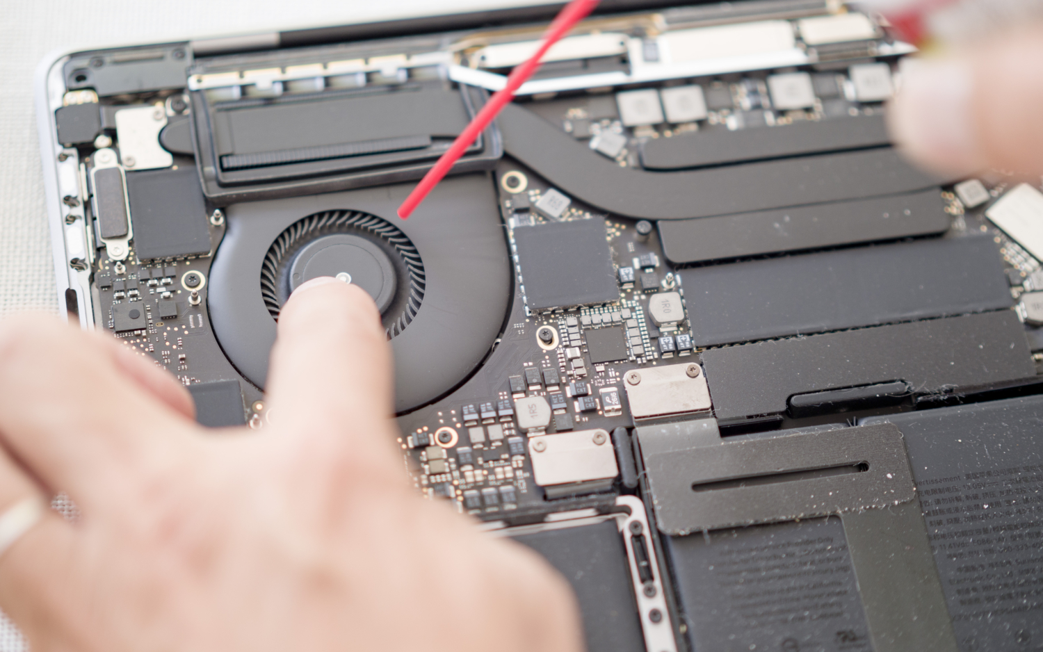 MacBook Pro mid2018分解清掃　エアダスターでファンの汚れを吹き飛ばす
