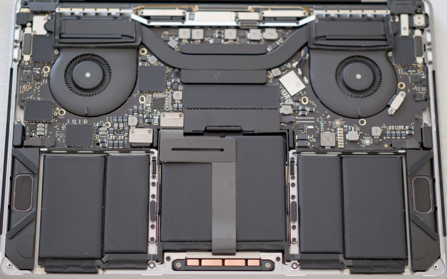 MacBook Pro mid2018分解清掃　パソコン内部のデザインも美しい